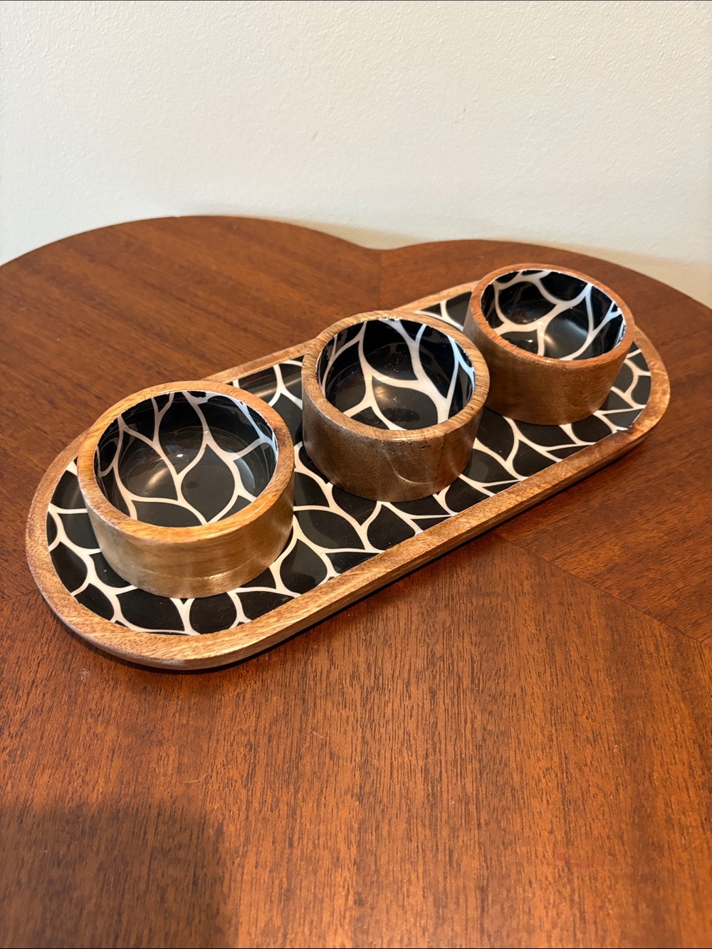 Temptations by Tara Wood Trio snack tray Natural/Black and White Leaf Pattern